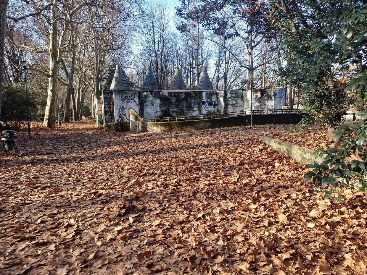 Parco Michelotti tra foglie, topi e resti dell'ex zoo