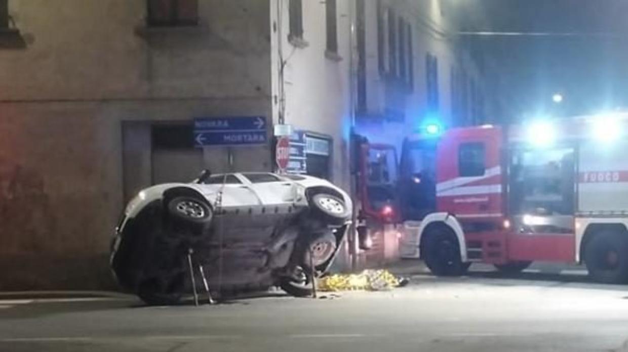 Schianto a Vespolate: pedone di 75 anni travolto da auto ribaltata