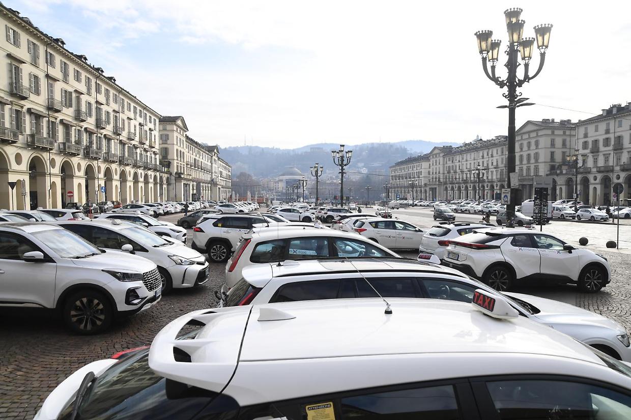 Caro carburante, i tassisti torinesi in affanno: &laquo;Costi su del 30%, ma le tariffe restano ferme&raquo;