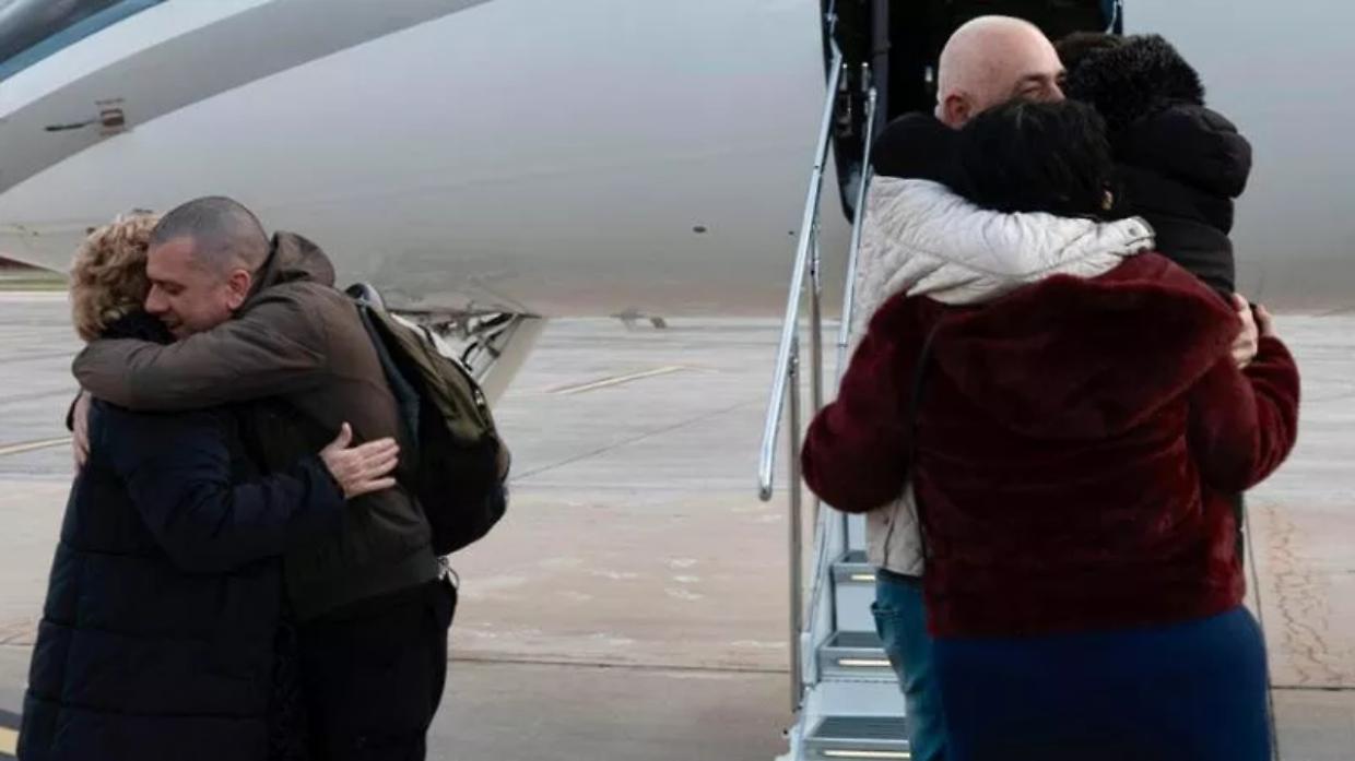 Trentini e Burl&ograve; atterrano a Ciampino, ad accoglierli Meloni e Tajani