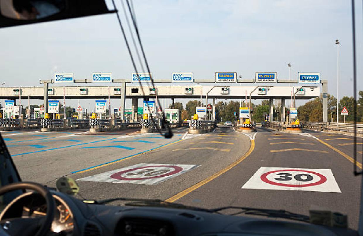 Pedaggi autostradali, aumenti dal 2026