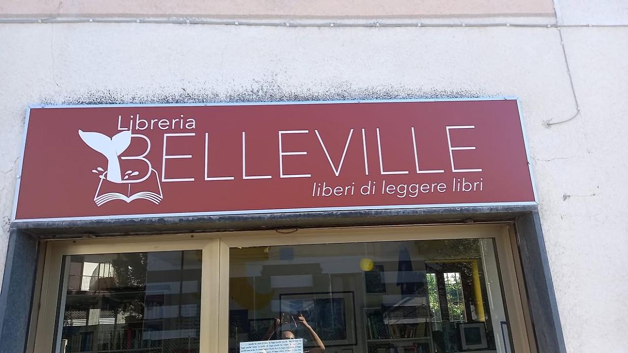 Insulti e minacce in libreria: strappato il cartello antifascista alla Belleville di Bruino