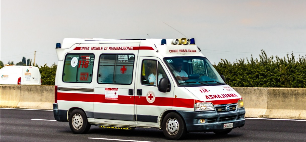 Paura sulla A5: auto si ribalta all'altezza di Volpiano, traffico verso Torino