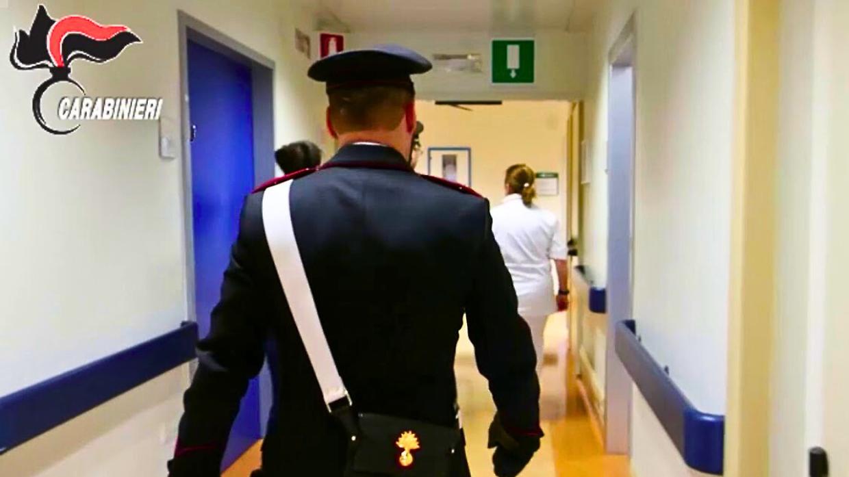 Accoltellato dal proprietario della villa che stava svaligiando, ladro muore dopo essere stato abbandonato in ospedale