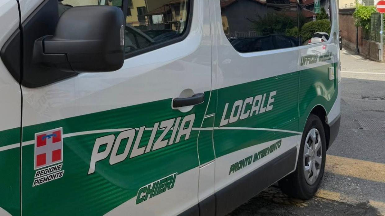 Chieri, ancora un incidente in strada Fontaneto: Alfa Romeo fuori strada, ferito lieve un 60enne