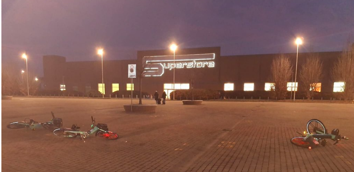 Moncalieri, bici del bike-sharing vandalizzate davanti all&rsquo;Esselunga: indignazione e appelli alle telecamere