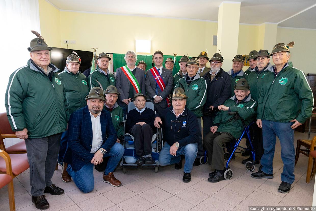 Davide Nicco, presidente del Consiglio regionale del Piemonte, rende omaggio a Giuseppe Viglione alpino classe 1923