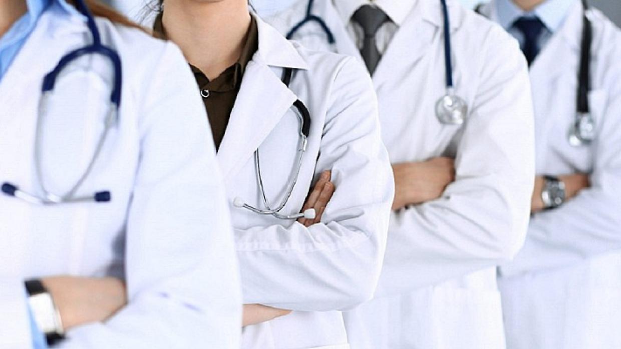 Medici fino a 72 anni e pensionati di nuovo in corsia: il Milleproroghe riaccende lo scontro sulla sanit&agrave;