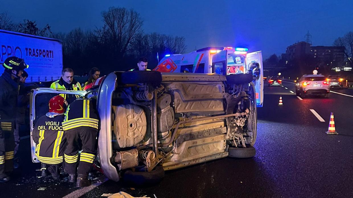 Incidente sulla tangenziale nord di Torino: un&rsquo;auto si ribalta a Collegno