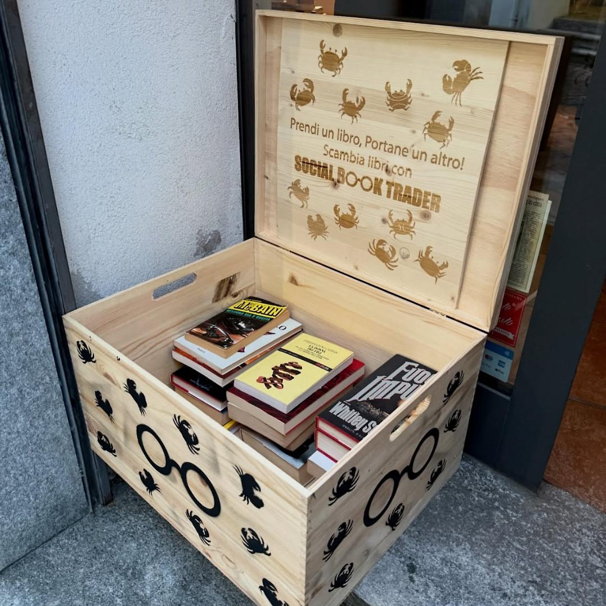 Cassette di mele e libri in viaggio: a Torino il nuovo book crossing 