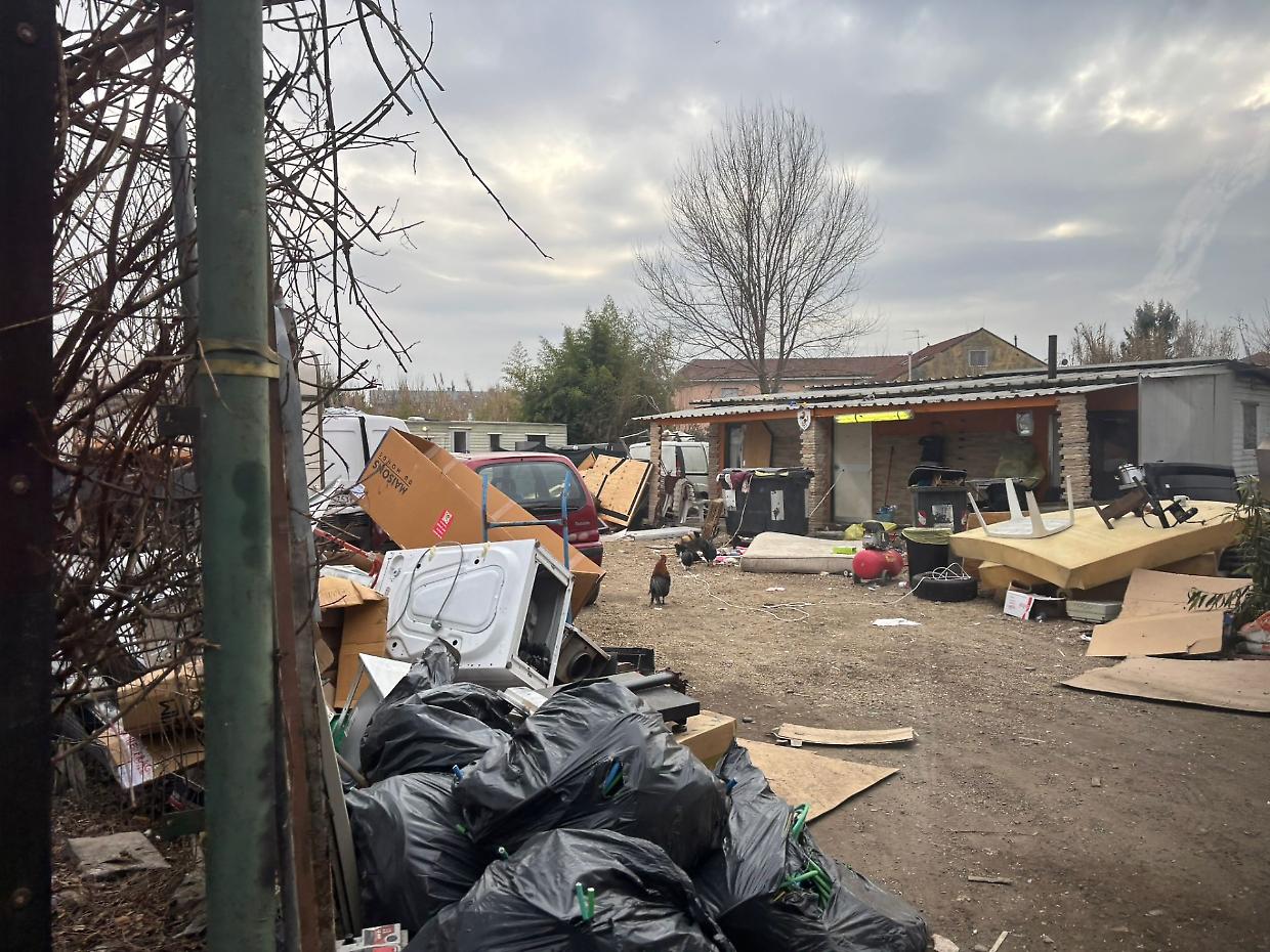 Tra i campi nomadi dove viveva il ladro morto in villa