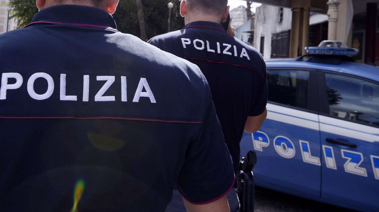 ivrea, danneggia auto in via circonvallazione e aggredisce gli agenti: 26enne arrestato