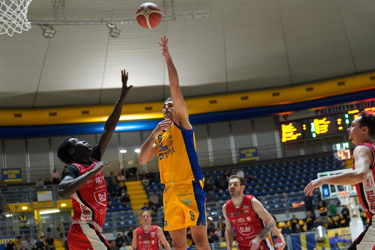 La Reale Mutua al Pala Gianni Asti contro Avellino, per confermarsi vincente