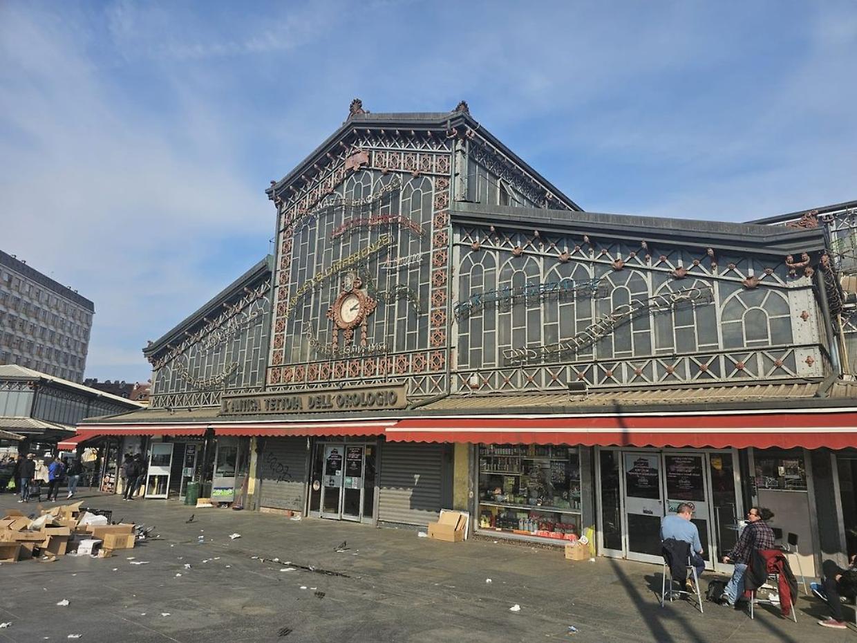 Torino, in piazza della Repubblica doppio incendio sotto i portici