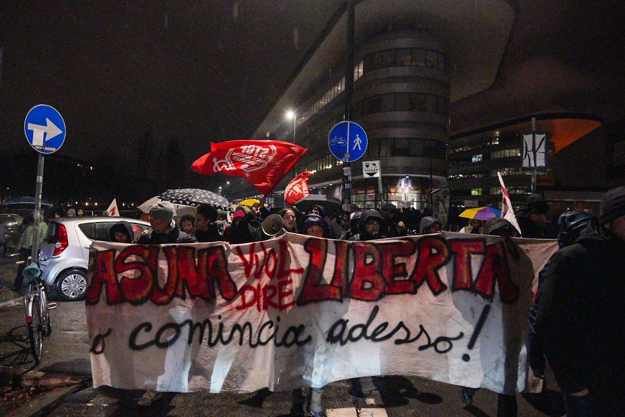 Torino, Aska in corteo dopo l'assemblea: i blocchi di polizia e carabinieri VIDEO