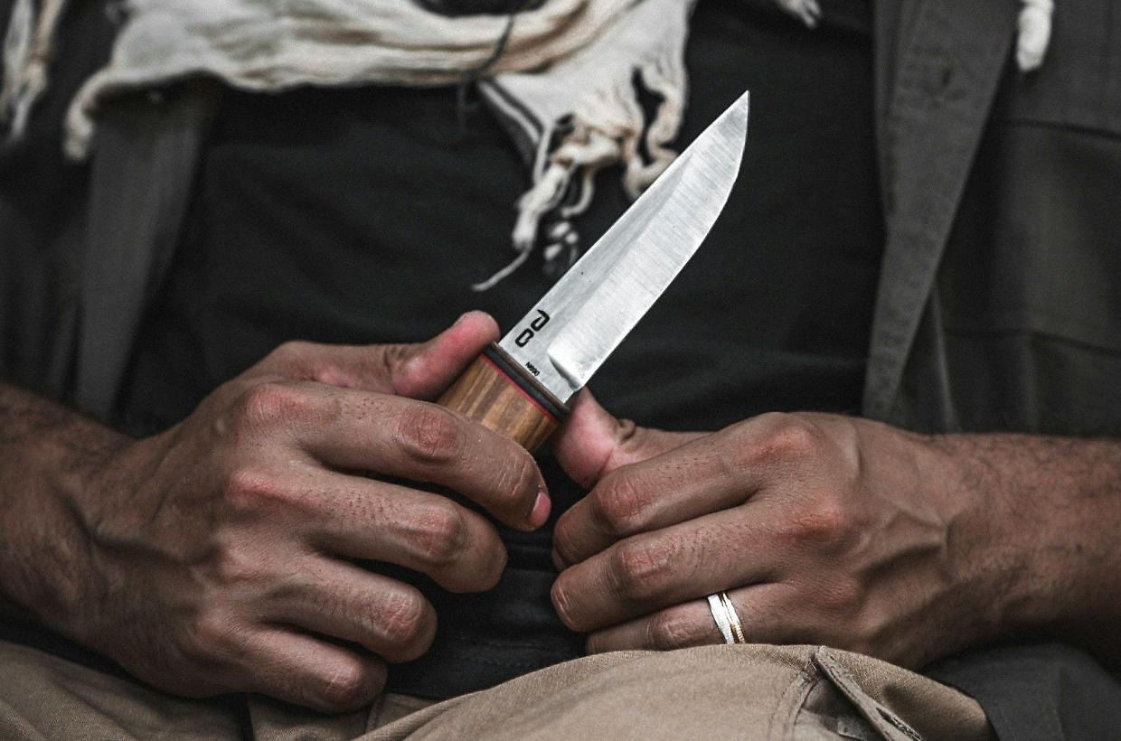 Dodici coltellate per un cellulare: tre arresti