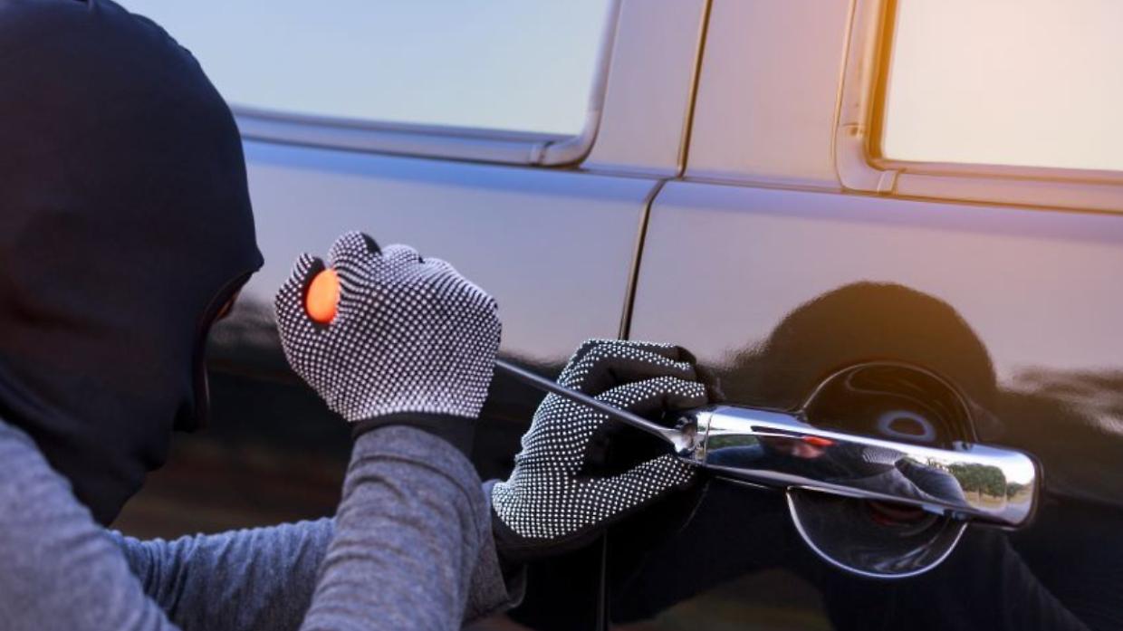 mirafiori, colte a forzare auto: arrestate due donne, denunciato un complice