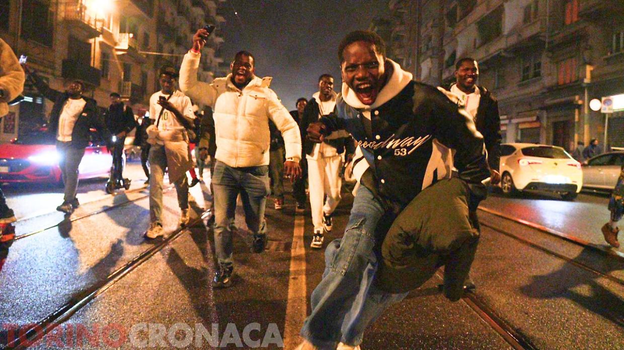 Il Senegal vince la Coppa d'Africa, esplode la festa nelle strade di Torino - FOTO E VIDEO