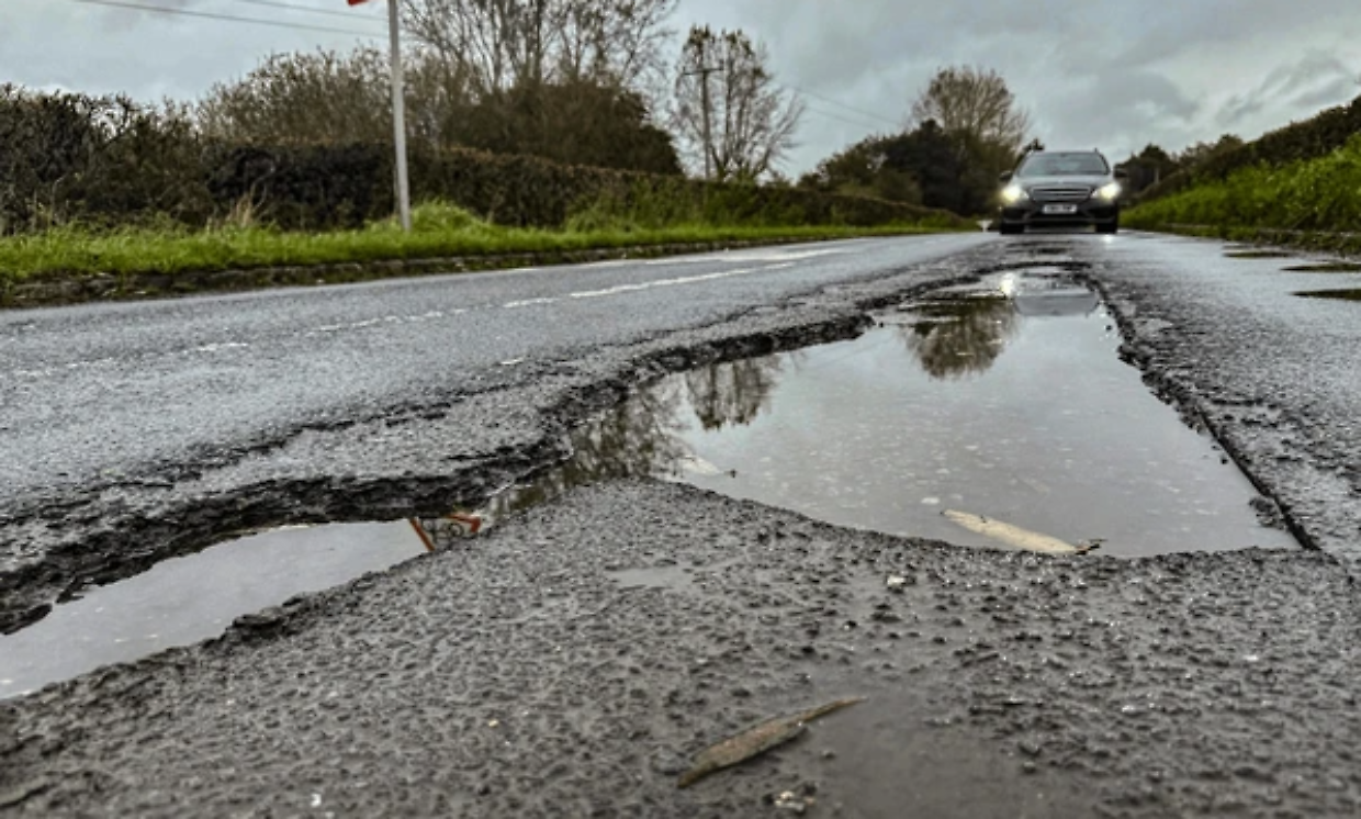 San Mauro, strade al collasso: buche, rabbia e un T-red che divide