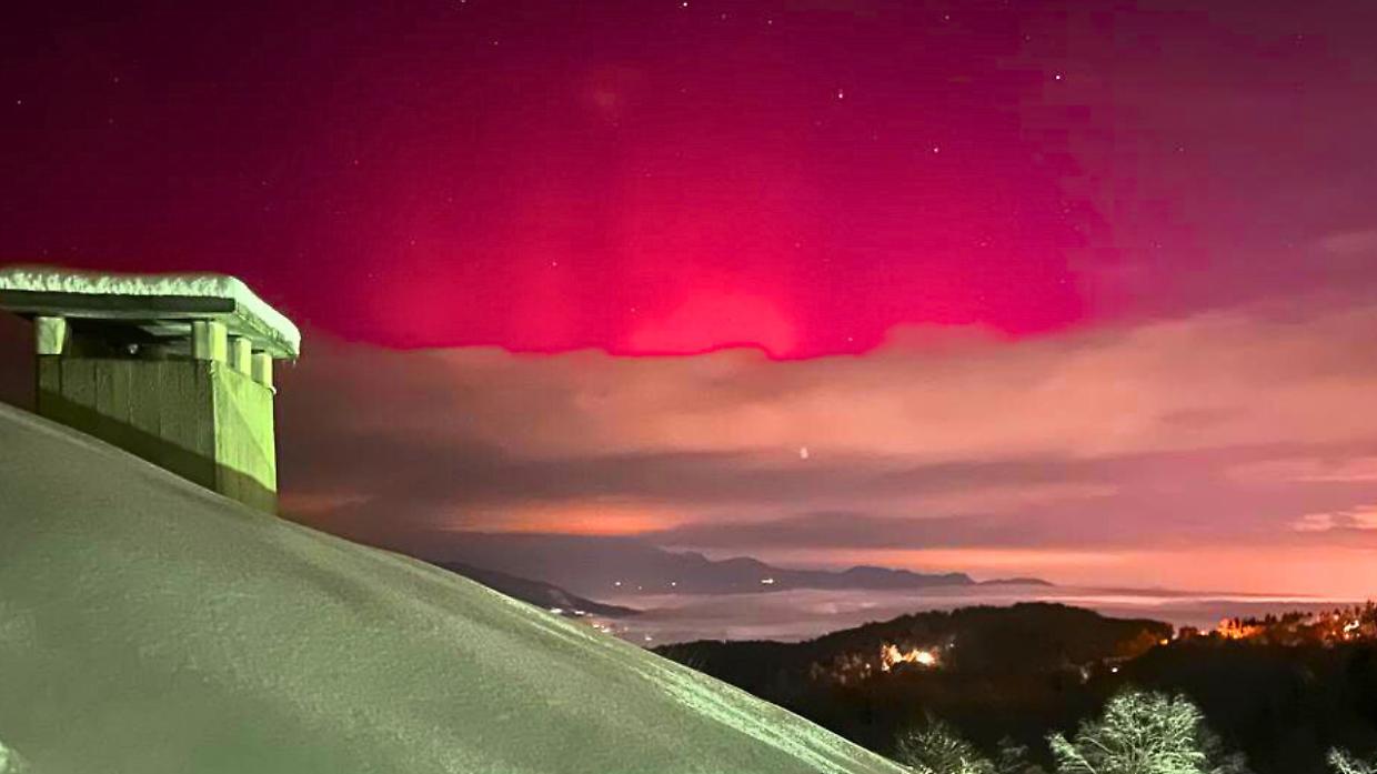 &Egrave; tornata l'aurora boreale. Cielo viola e rosa sul Piemonte e il nord Italia