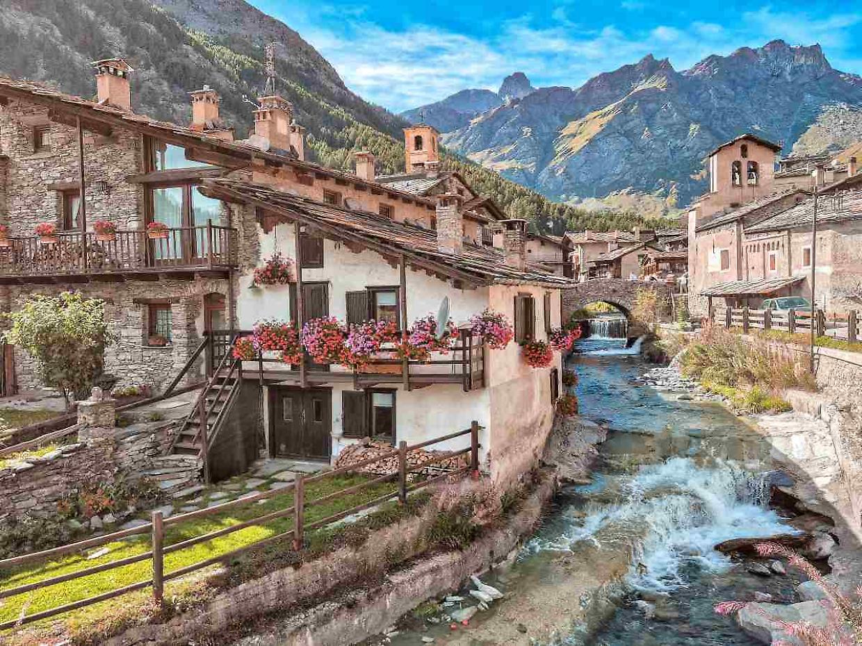 Il borgo di pietra del Piemonte che sembra uscito da un libro di favole