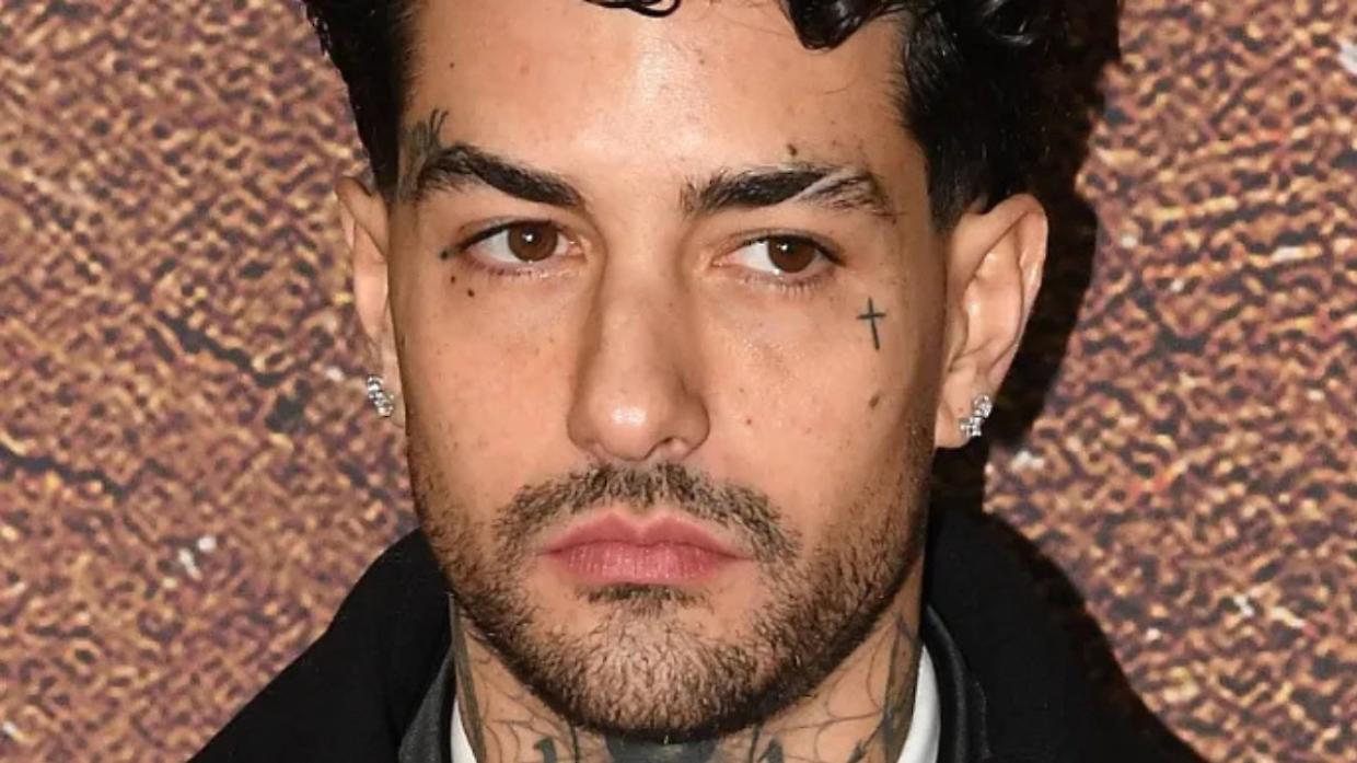 Tony Effe nella bufera: accusato di aver aggredito un paparazzo davanti a un locale di Milano