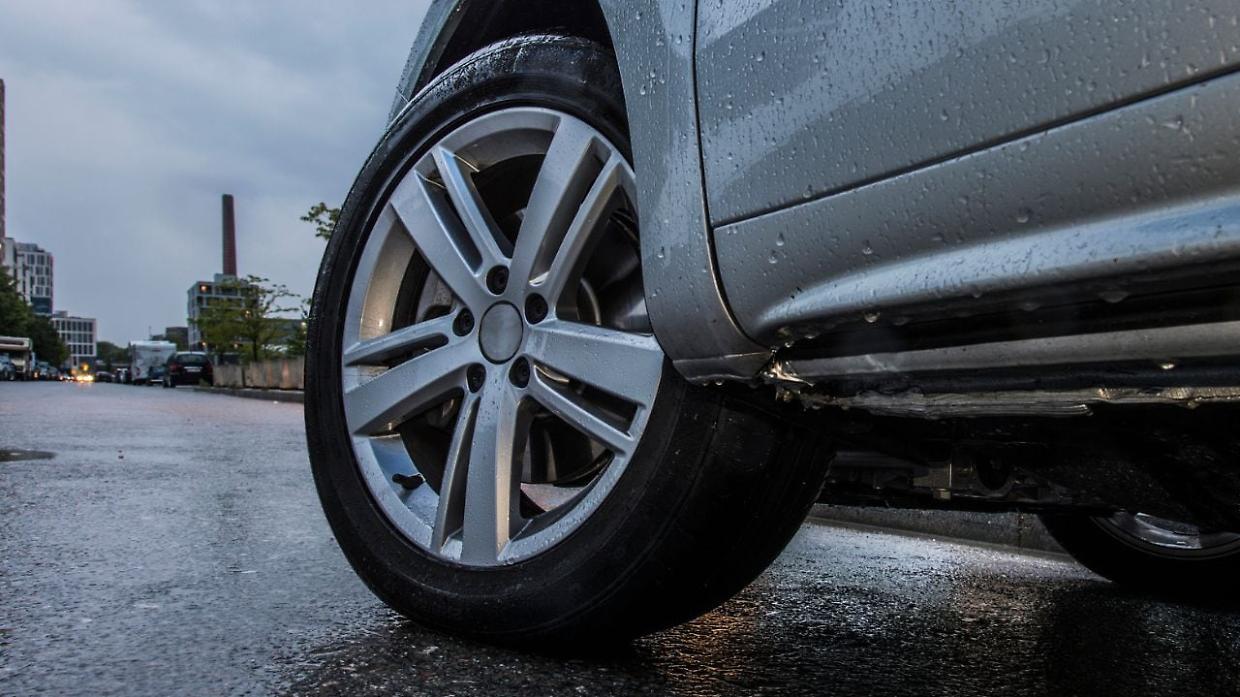 valsusa, auto finisce nel fossato sulla statale 25: conducente illeso