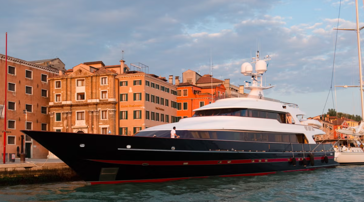 Valentino Garavani e il suo yacht da 47 metri: quanto vale il lusso dello stilista