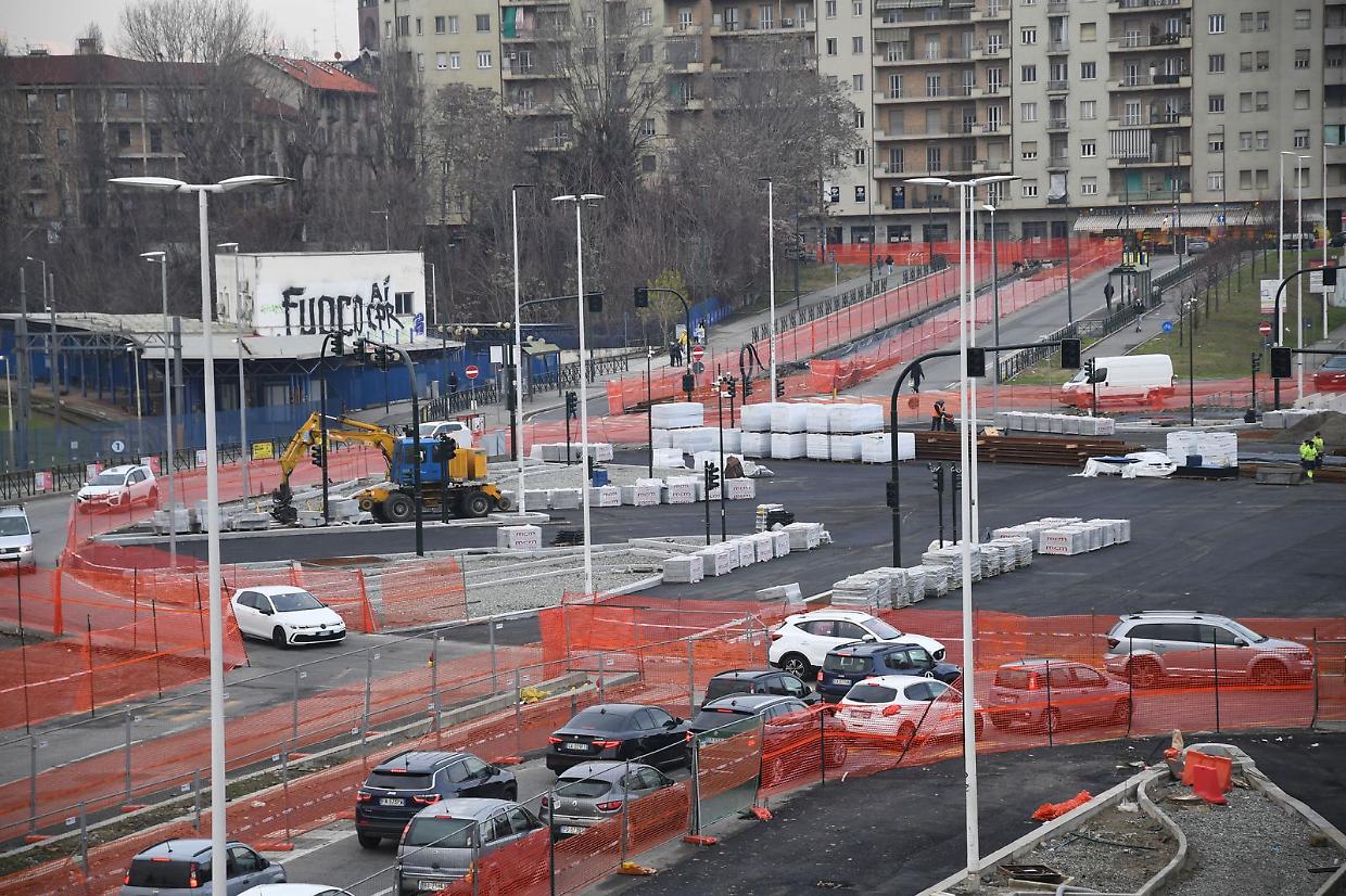 In piazza Baldissera ora arrivano i binari. Ecco come cambia la viabilit&agrave; e le deviazioni dei bus Gtt