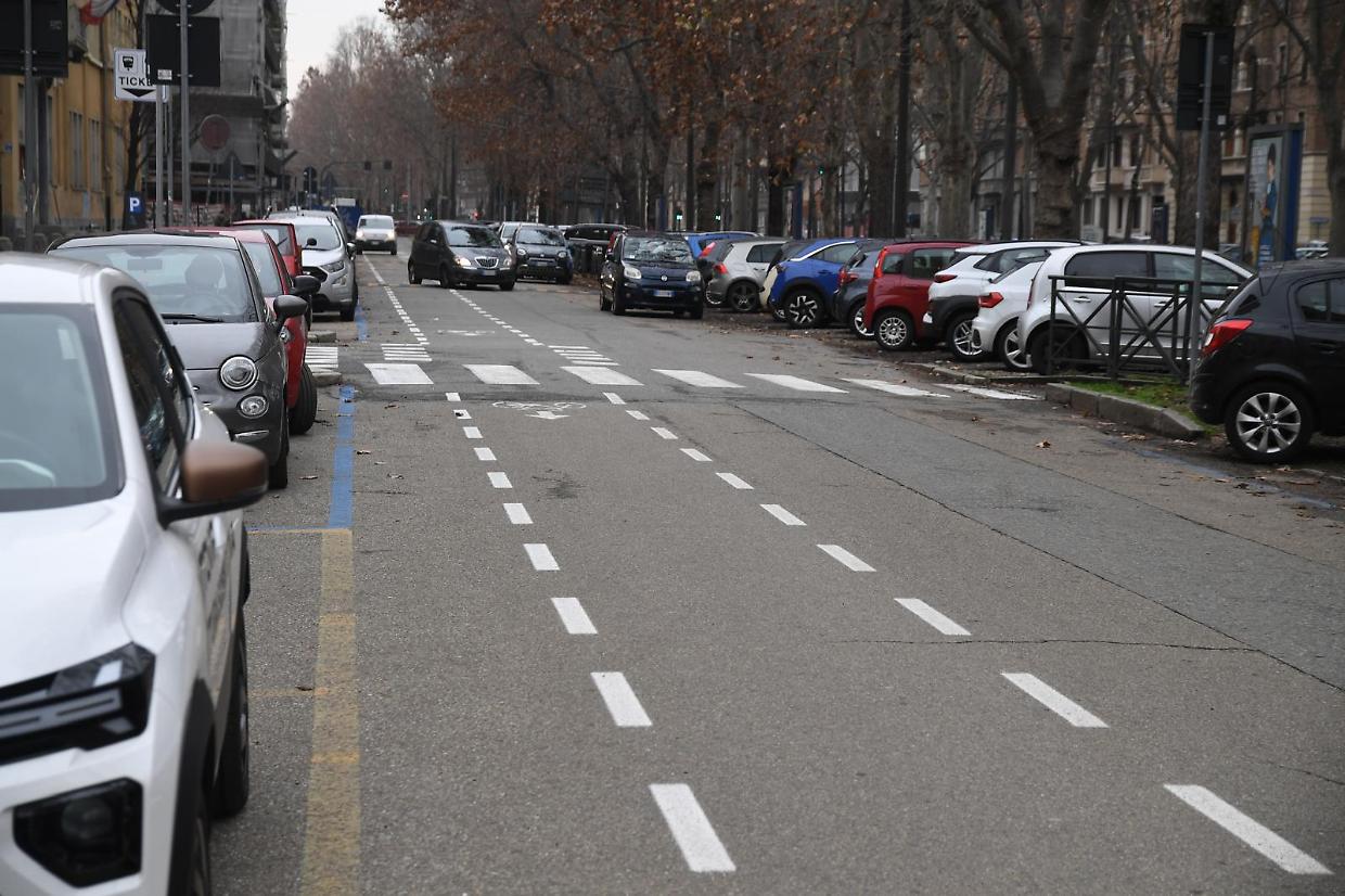 Torino, nuova pista ciclabile in corso Tassoni: lavori conclusi ma gi&agrave; emergono problemi