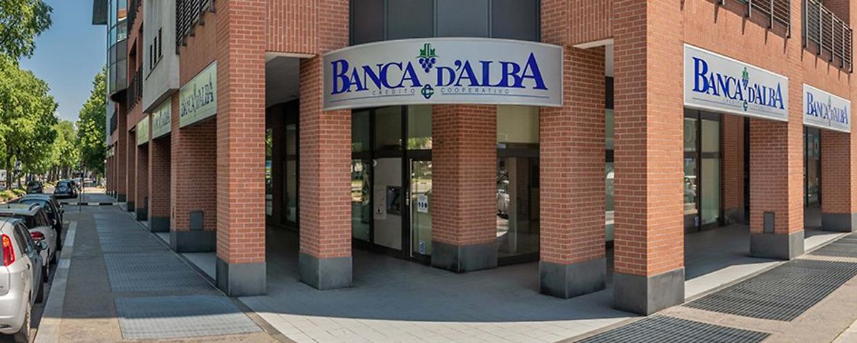 Torino, incendio a corso Marche, prende fuoco un carro attrezzi davanti alla Banca d&rsquo;Alba