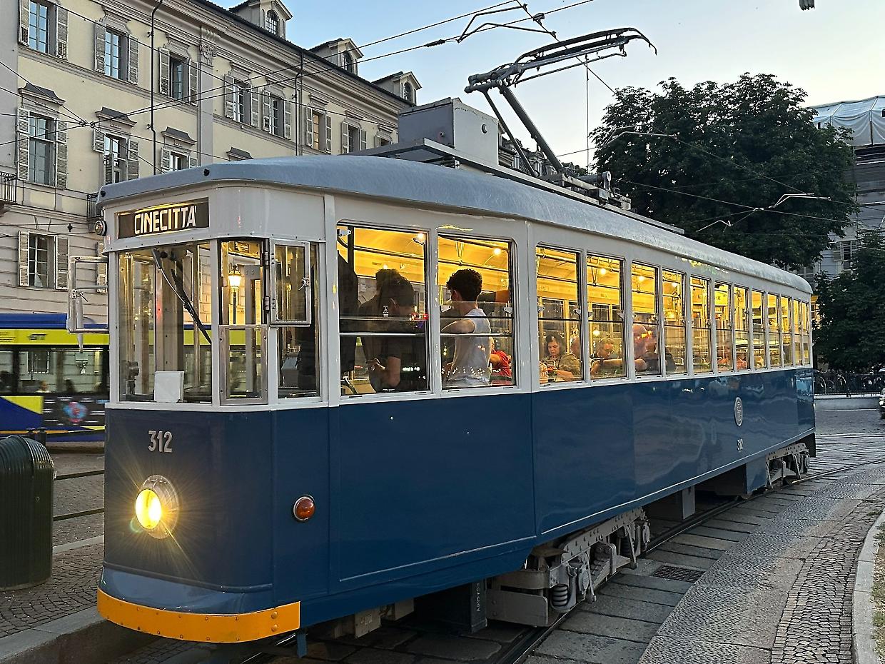 Il cinema viaggia sui binari: una sera a Torino a bordo del tram di Cinecitt&agrave;