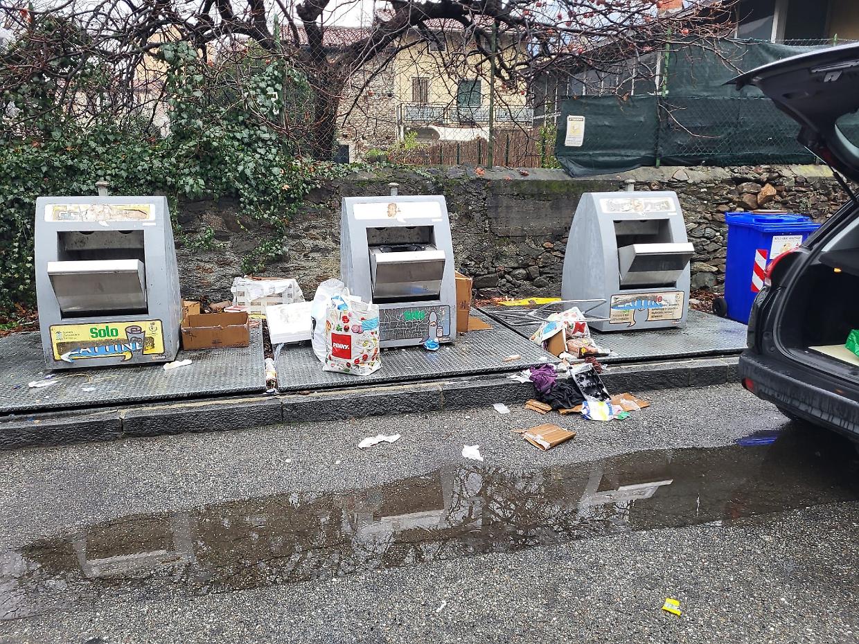 Isola ecologica trasformata in discarica