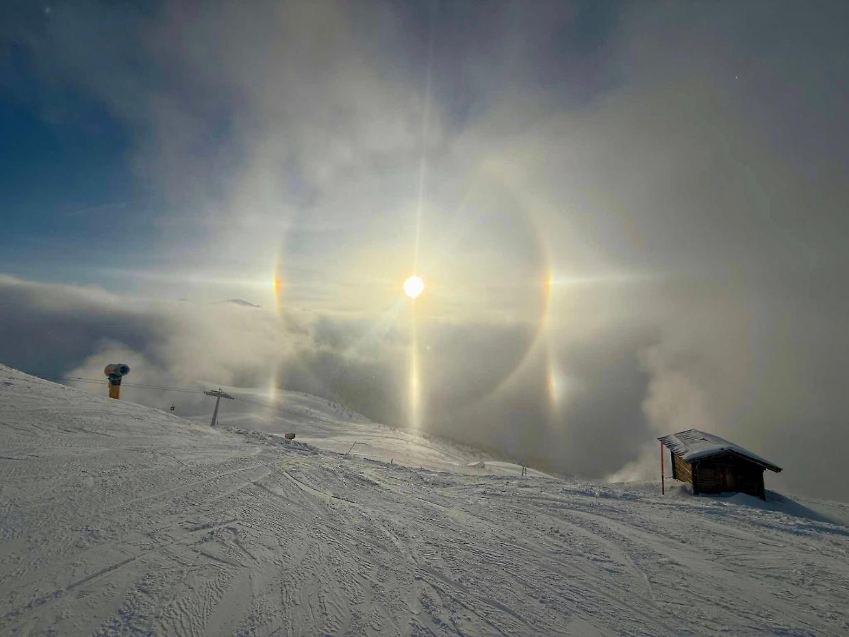 Nei cieli del Torinese spunta un parelio: il raro &ldquo;cane solare&rdquo; fotografato a Sestriere