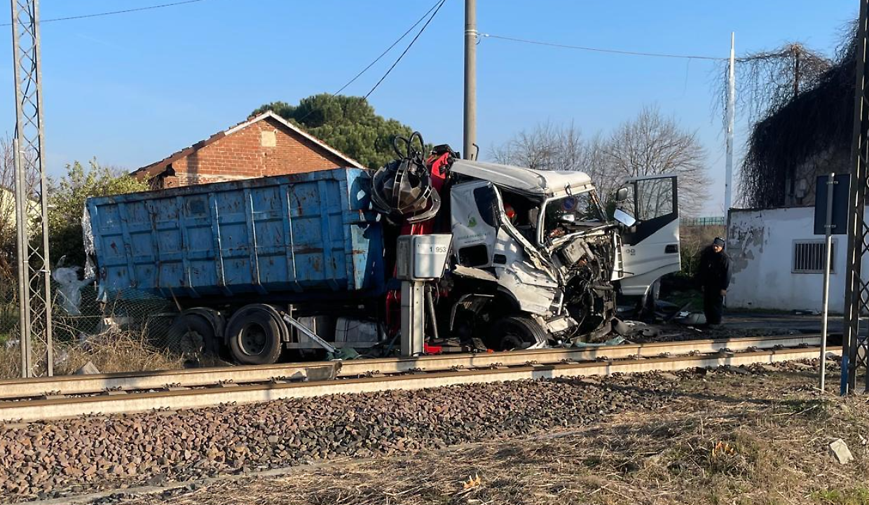 Treno contro un camion, sfiorato il disastro a Chivasso