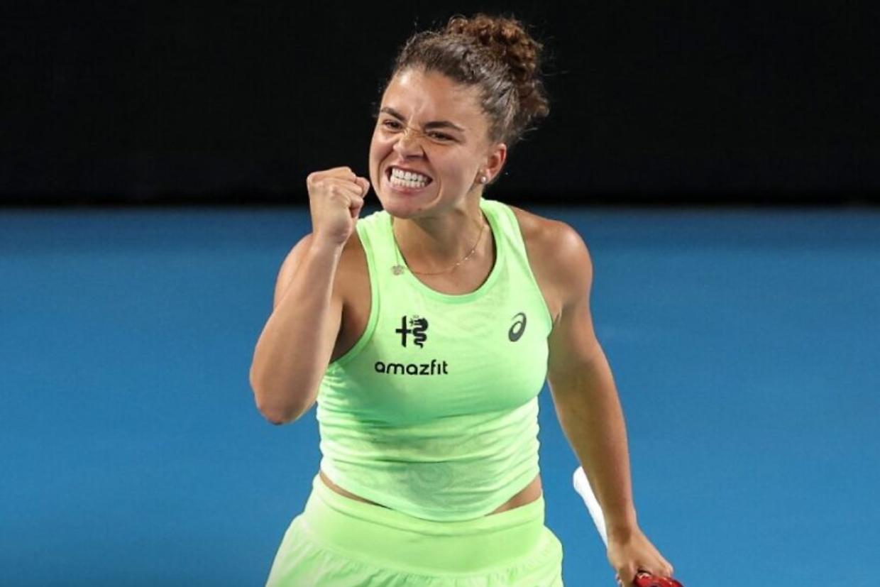 Agli Australian Open Jasmine Paolini batte la polacca Magdalena French e anche la pioggia, domani grande giornata azzurra
