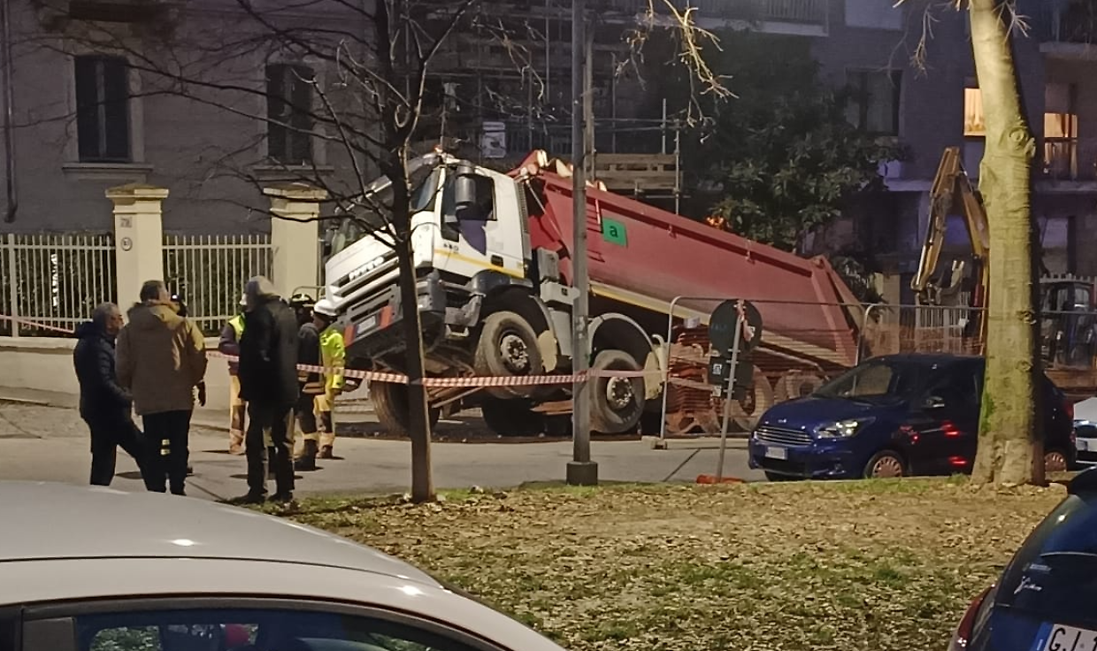 Paura in corso Svizzera, il camion sprofonda nella buca