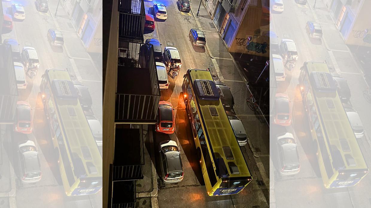 Parcheggia in doppia fila e blocca un autobus Gtt per quasi due ore