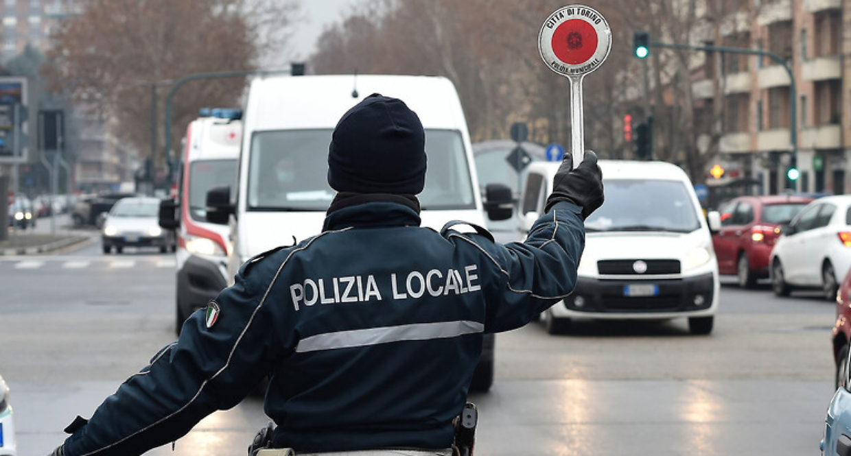 Incidente all&rsquo;incrocio di via Bianchi: scontro tra due auto, ferito lieve e vetri in frantumi