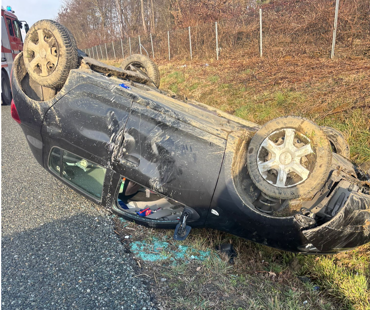 Incidente in A5, auto si ribalta fuori dall'autostrada: ferito un uomo
