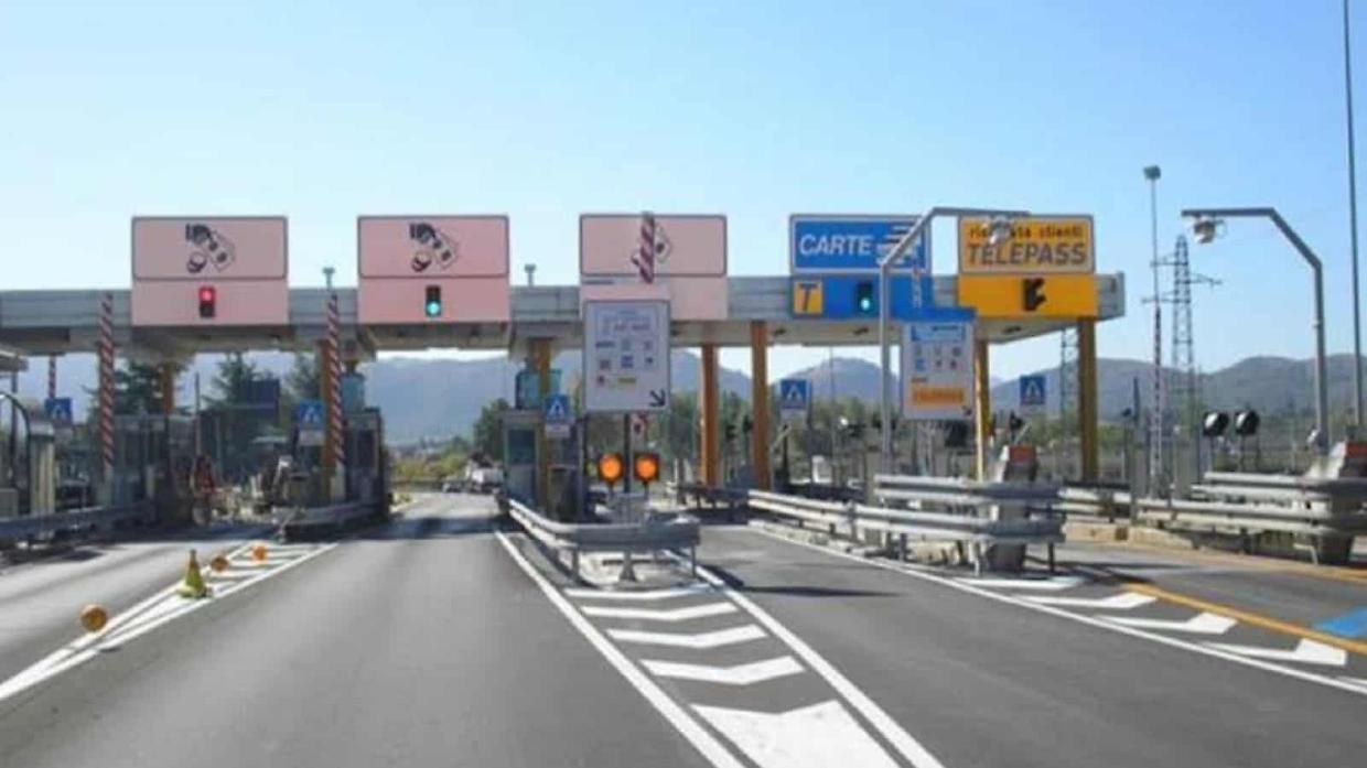 Meina chiusa sulla A26 per una settimana: tutte le deviazioni