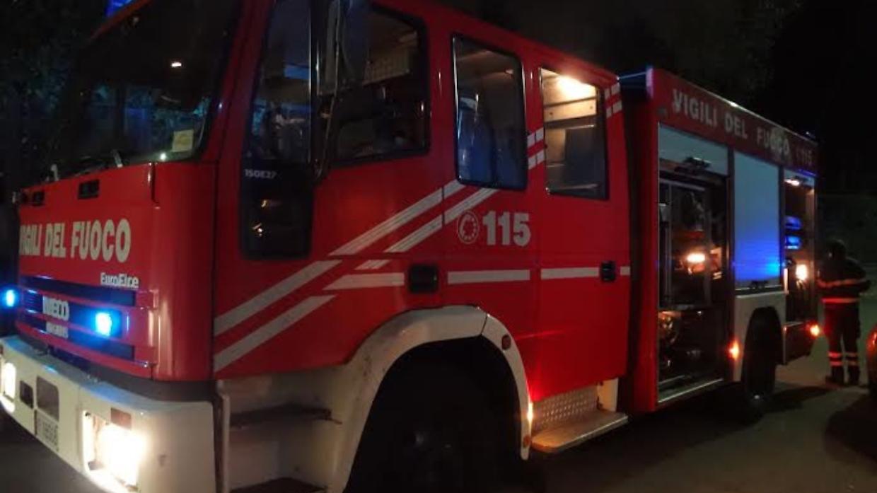 Incendio in una villetta a Bricherasio: tetto distrutto, nessun ferito