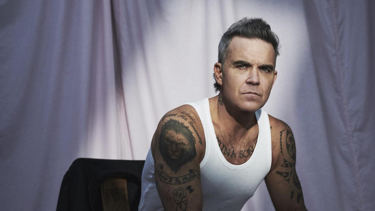 Robbie Williams entra nella storia: supera i Beatles con 16 album al numero uno