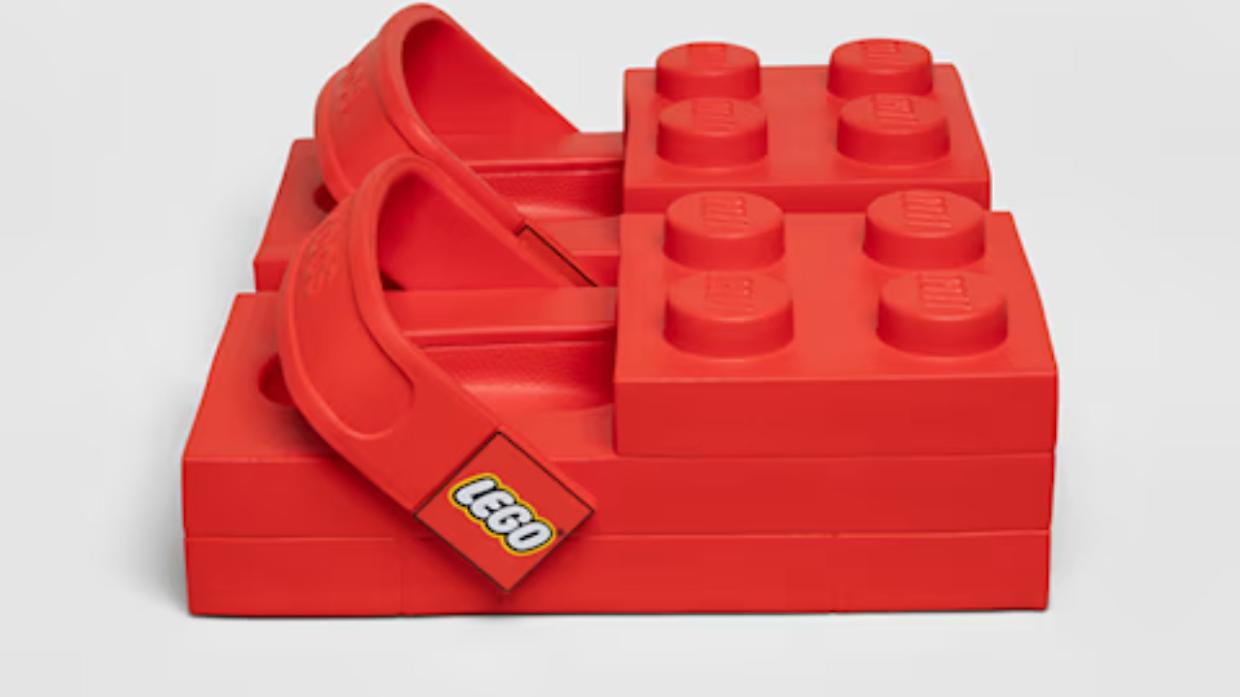 Lego e Crocs lanciano la scarpa che sembra uscita da una scatola di mattoncini