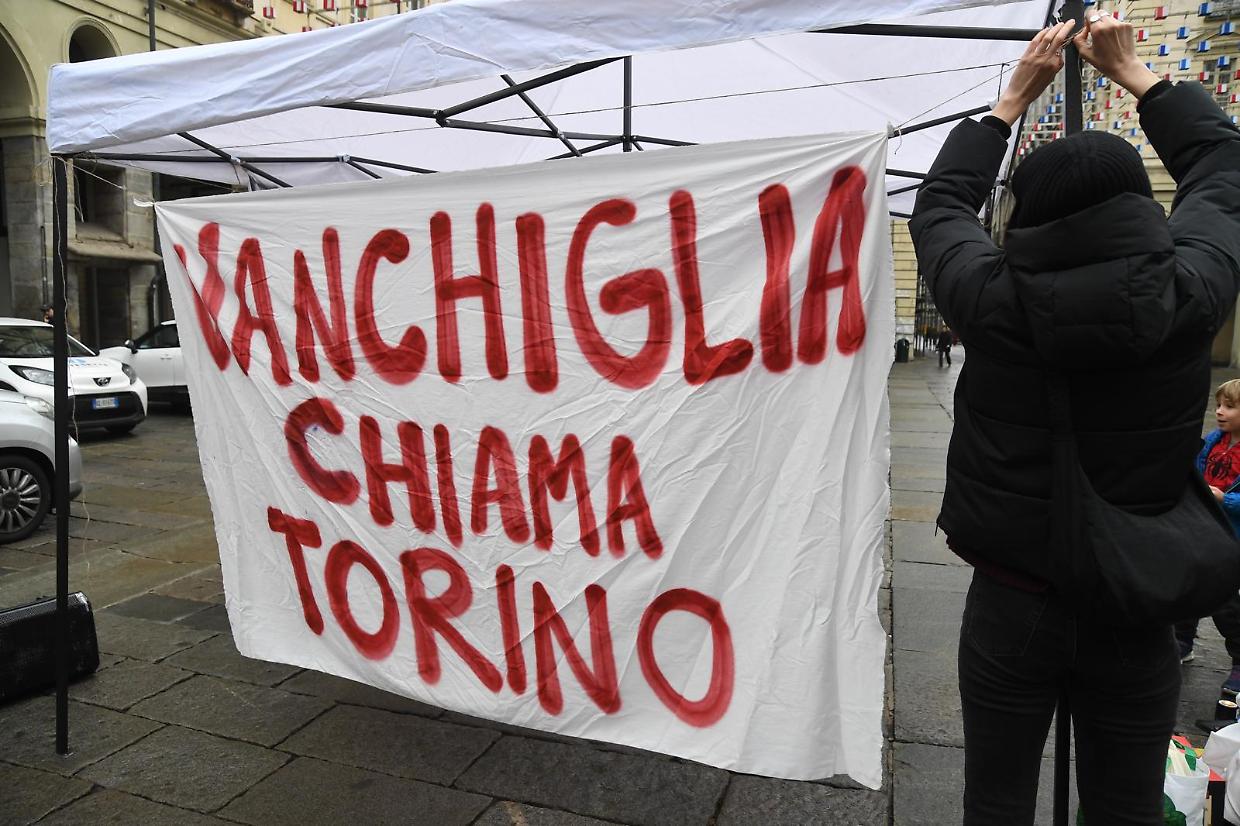 Askatasuna chiede i danni dello sgombero: &laquo;Hanno devastato l&rsquo;edificio&raquo;