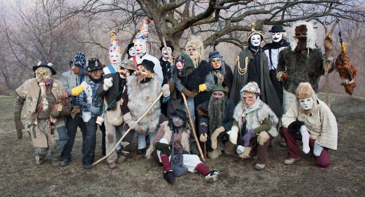 Il Carnevale pi&ugrave; folle del Piemonte: tra Barbuire e galli decapitati a Lajetto