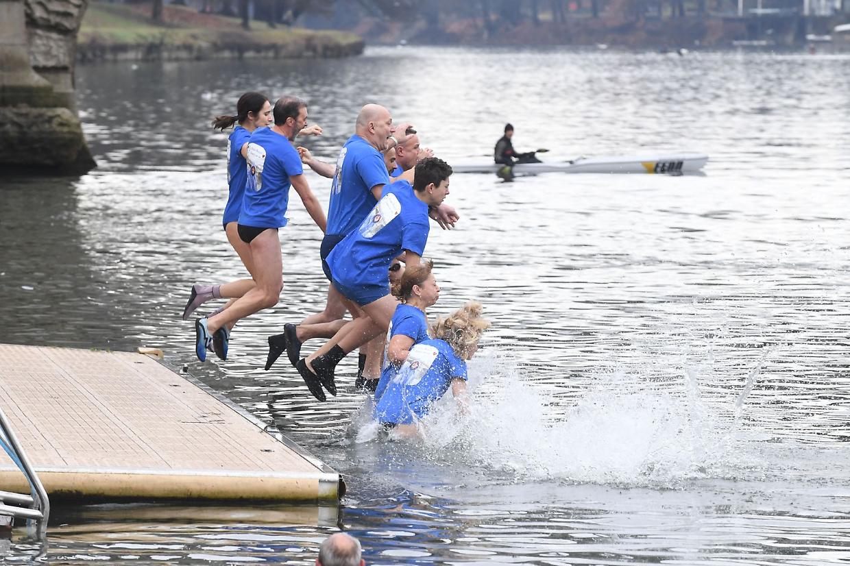 Gli Orsi Polari sfidano il gelo del Po: 133 tuffi per una tradizione lunga 127 anni
