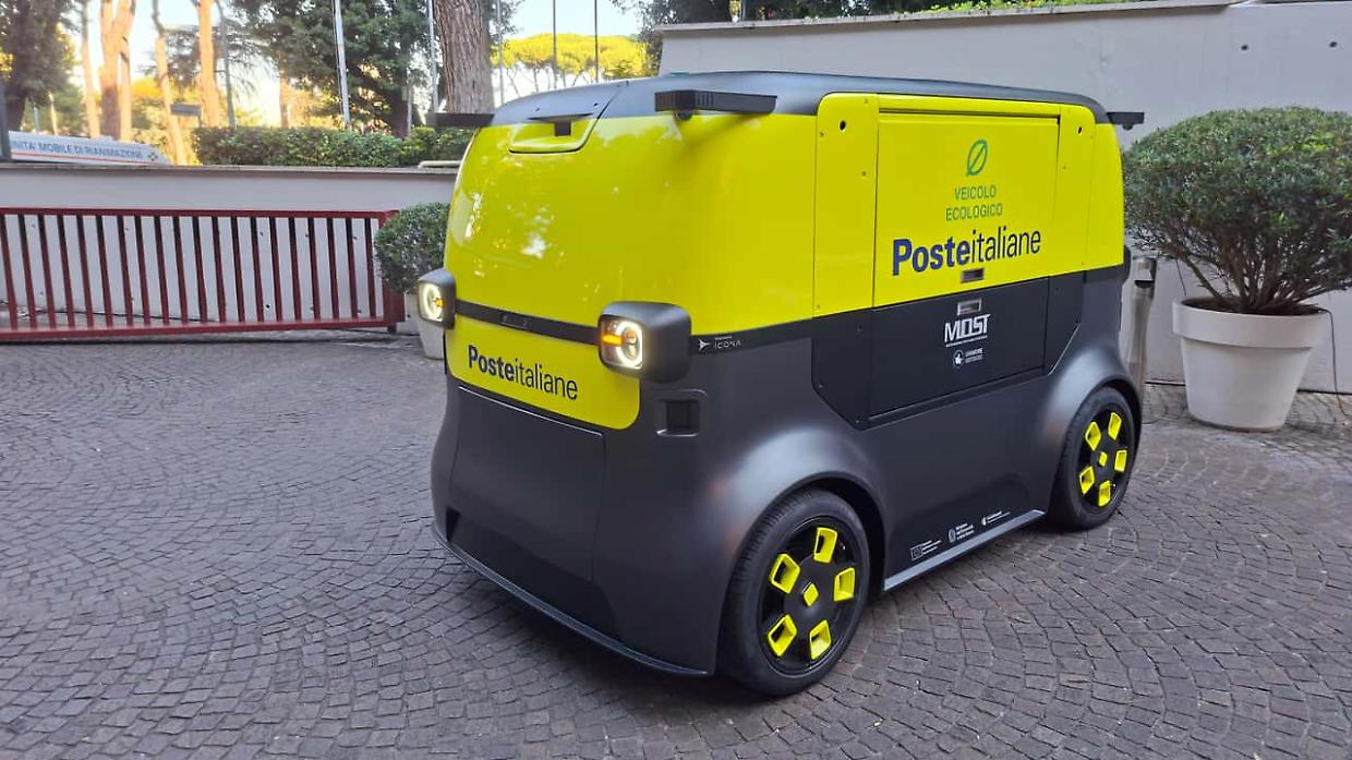 Come funzioner&agrave; il postino robot di Poste Italiane: consegne senza pilota e tecnologie hi-tech in citt&agrave;