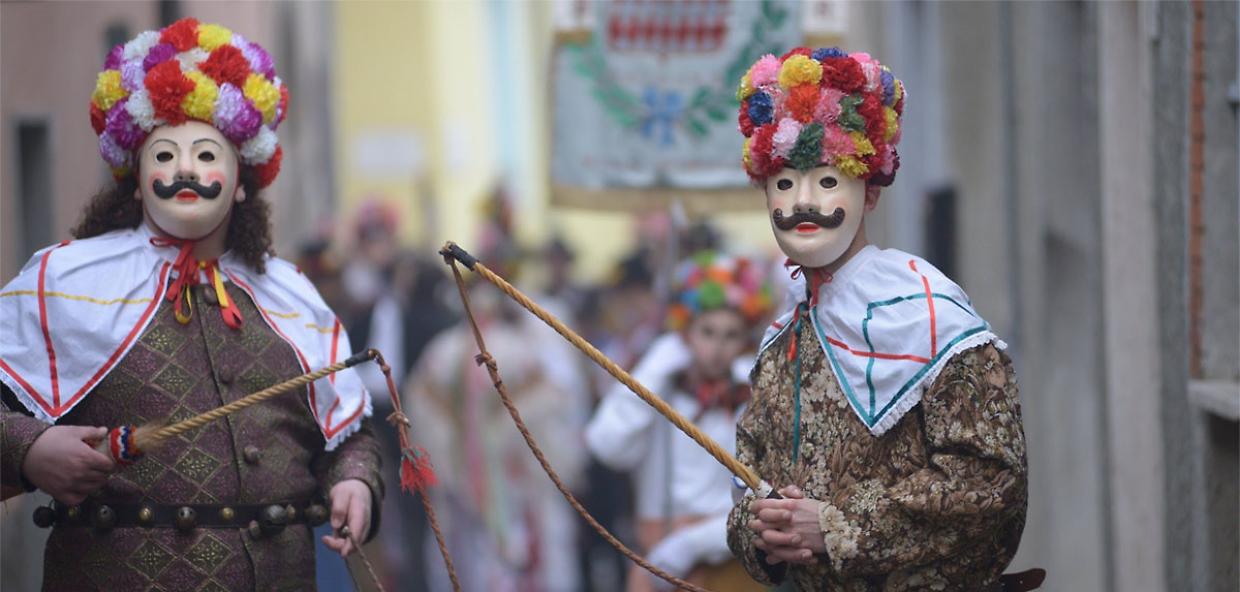 Il borgo piemontese dove il Carnevale &egrave; un rito antico di maschere e danze