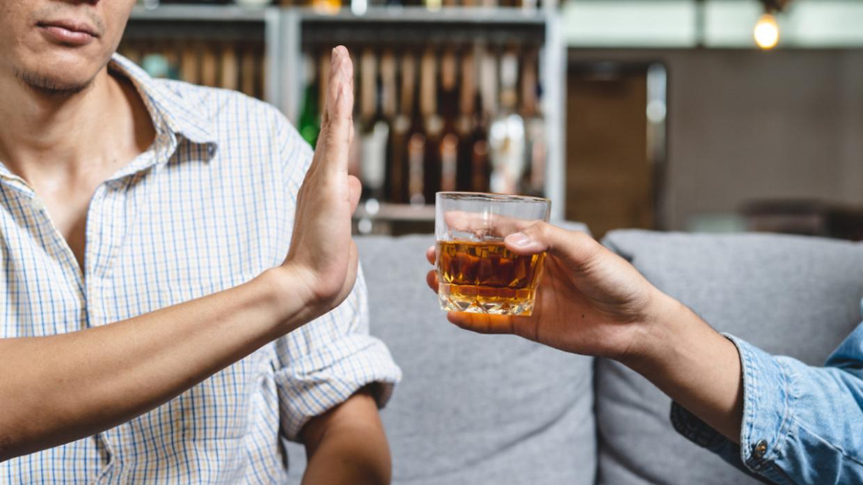 Uno studio suggerisce: smettere di bere alcol potrebbe ridurre il rischio di tumore al colon-retto